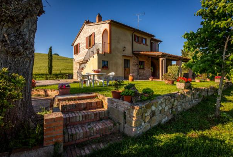 ItalyMagazine's tweet photo. This meticulously renovated 4-bedroom detached country house, surrounded by almost 1.25 acres of garden with olive grove and lovely panoramic views, is located in the area of Prato dβEra, just 8 km from Volterra.
https://t.co/iZqPKBO47N #dreamhome #propertyinitaly https://t.co/O4RgmhO2SL