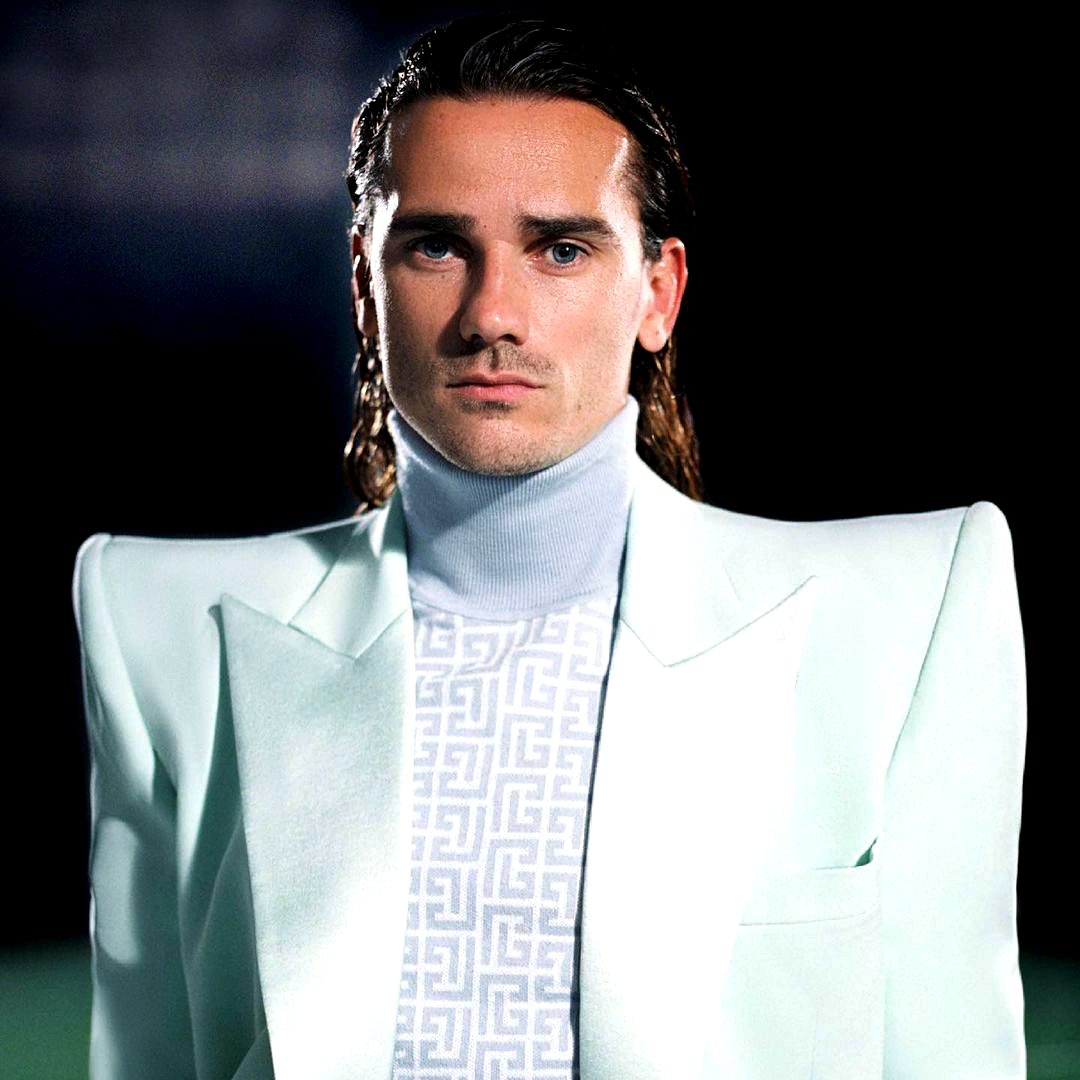 beinsports_FR's tweet photo. 😬 Quand Antoine Griezmann pose pour Balmain ! https://t.co/1BihjVML8z
