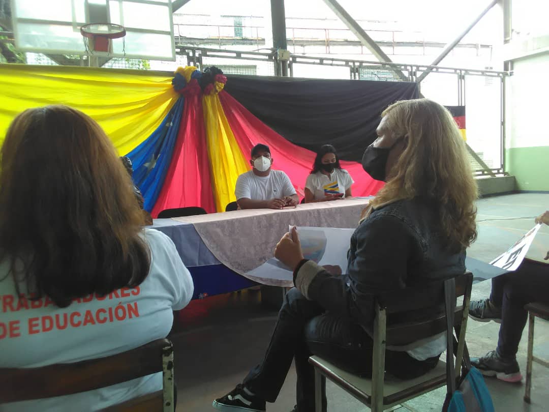 Misión Robinson Miranda presente en el congreso Bicentenario de los Pueblos en la U. E
N. Manuel Clemente Urbaneja Los Teques con la participación jefa de zona Educativa Rosa Becerra.

<a href="/NicolasMaduro/">Nicolás Maduro</a> <a href="/Sociabolivarian/">Lilian Oropeza</a> <a href="/raulbolivariano/">Bolivariano</a> @MPPEDUCACION <a href="/MisinRobinsonP2/">Luis Raul Padrón</a>