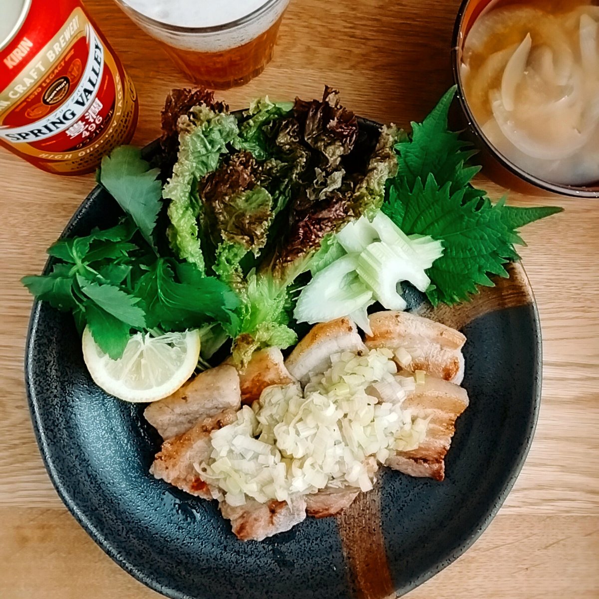 今日の夕ごはんは豚バラのネギ塩レモンだれ🍴
たっぷりの香草と一緒にいただきます🎶😋
#おうちごはん #料理好きな人と繋がりたい