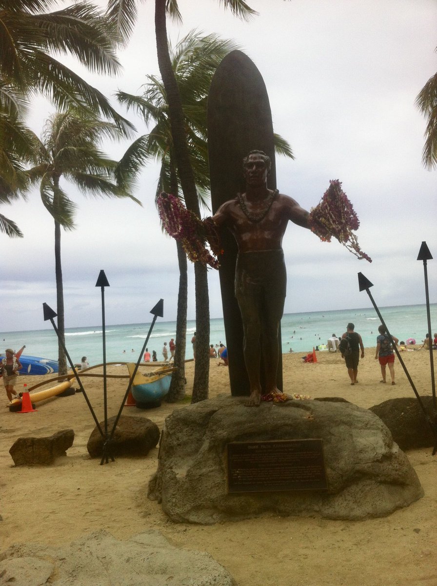 ChriSantillo's tweet photo. Duke!! Honolulu!!!! #hawaii #honolulu #surf #duke #beer https://t.co/fOcSJR9Fqd