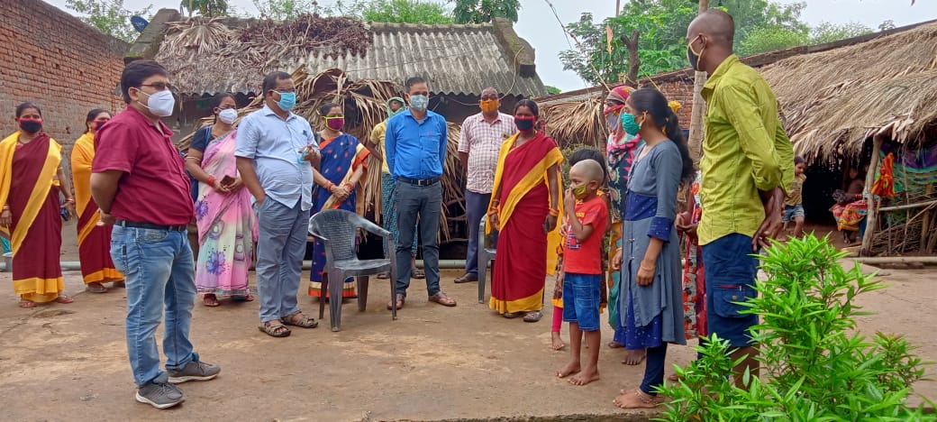 TParjang's tweet photo. Tahasildar,Parjang along with BDO,Parjang and CDPO,Parjang visited orphans of Gailo village of Roda GP whose mother died of Covid-19 recently,collected documents for ensuring the sanction of MBPY pension and Financial assistance of Rs 2000 has also been provided to the children. https://t.co/8ukfBBUAsI