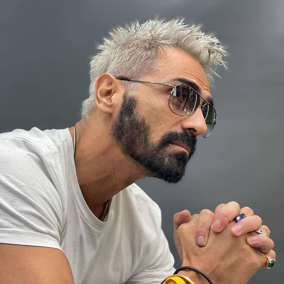 CentreLeak's tweet photo. #ArjunRampal is unrecognizable in his platinum blonde hair avatar for his upcoming film #Dhaakad.
#Arjun
#DhaakadMovie
#PlatinumBlondeHair
#BlondeHair
#StylishActor
#bollywoodactor
#Style
#FridayVibes https://t.co/zhPxHRYncJ