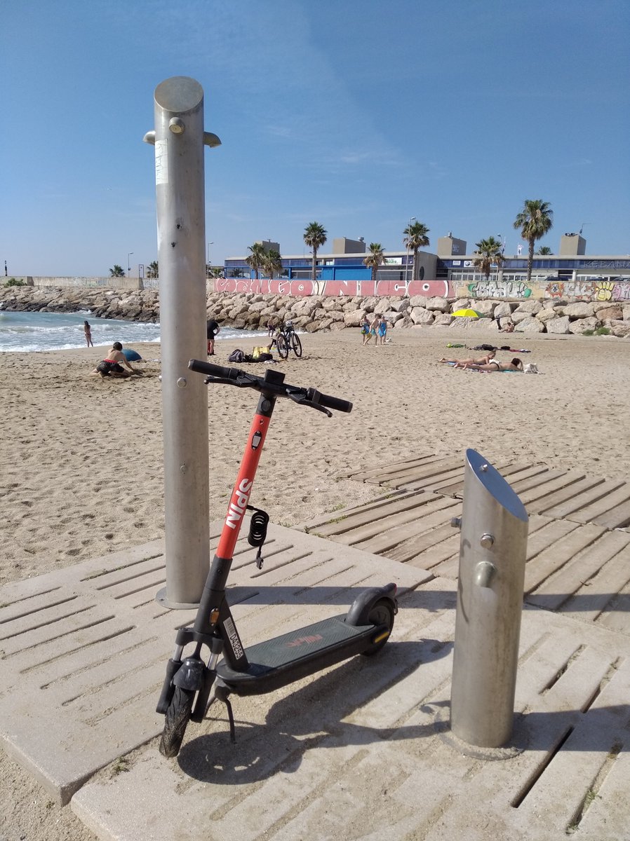 TENSUNBOLI's tweet photo. A la platja de la comandància (platjeta per la gent del barri) NO et pots dutxar però sempre pots agafar un patinet! https://t.co/V74jQXdIMV