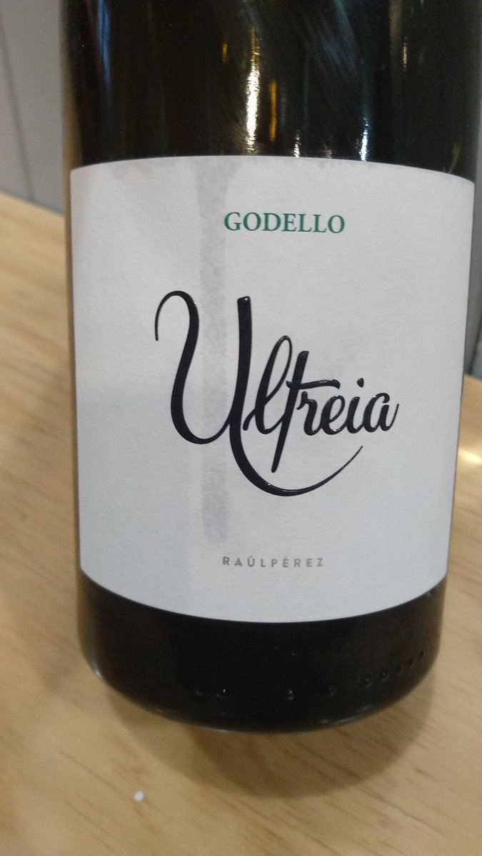 Cuando los colegas te dicen que hay que echar un menú donde Raúl y que yo lleve los vinos, hay que esmerarse para no defraudar. Y como somos todavía juveniles, he optado por dos vinetes jóvenes, de 2018:

Portela do Vento, Laura Lorenzo 
Ultreia Godello, Raúl Pérez. 

Un placer.