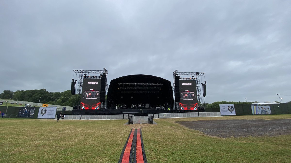 thrillcollinsuk's tweet photo. Surprise! Any of our festival fam on-site? @DownloadFest #DownloadPilot #drownload https://t.co/G5YGOP0EHL