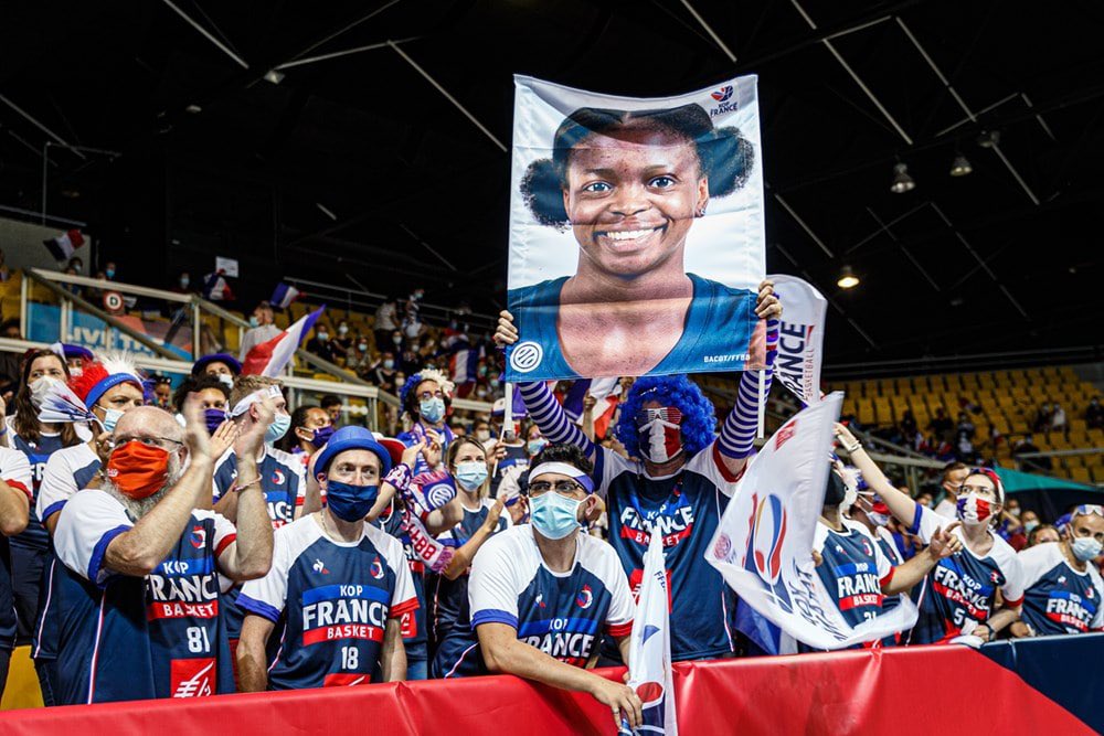 Je vous remercie énormément pour les nombreux messages que j’ai reçus depuis hier soir. ❤️❤️ Le staff médical s’occupe de moi et j’espère revenir le plus rapidement possible ! 
Je ne lâcherai rien, rien..! On est ensemble 🇫🇷🙏🏾