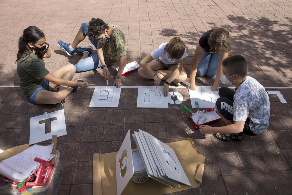 Iruna_udala's tweet photo. 🏙️✒️ @escolapioscompa ikastetxeko Bigarren Hezkuntzako ikasleek #BertsoakPausoan eskaintzen dizkiete Arrotxapeko auzotarrei, bide publikoan egin duten literaturako esku-hartze iragankor batean: ikaskuntza-zerbitzuko proiektu sariduna

INFO+: https://t.co/Ng3M4sEuej https://t.co/4avYtXk8P9