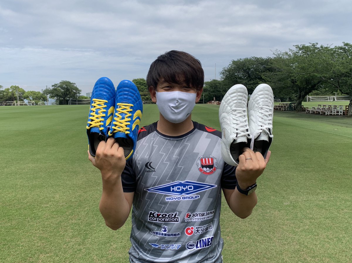r_voita's tweet photo. ブランドアンバサダーを務めさせていただいている #YASUDA 様からNEWスパイク&ターフシューズが届きました‼️
いつもサポートありがとうございます😭
今回もカッコいいです🔥
#いわきFC 戦からBlue × Yellowを履きます👍
#Ligaresta(#リガレスタ)
Blue × Yellow
White × White
@YASUDARugbyJP https://t.co/EGwRCQuMKM