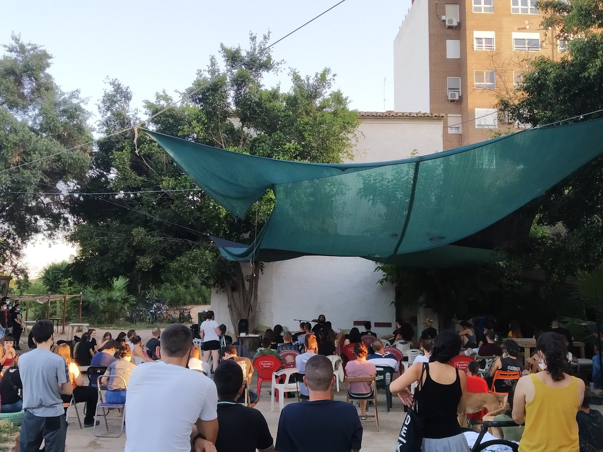 AntifaAccio's tweet photo. 🗯🗯 Ahir fou tot un èxit la xerrada de Petter Gelderloos "Com la no violència ens lliga a un sistema que ens fa la vida impossible".

✊✊ Gràcies per tota la assistència. Continuem treballant:

FORMACIÓ POLÍTICA
FORMACIÓ FÍSICA
ORGANITZACIÓ I
ACCIÓ!! 

#Parlemdeviolencia https://t.co/rabw4sPIEI