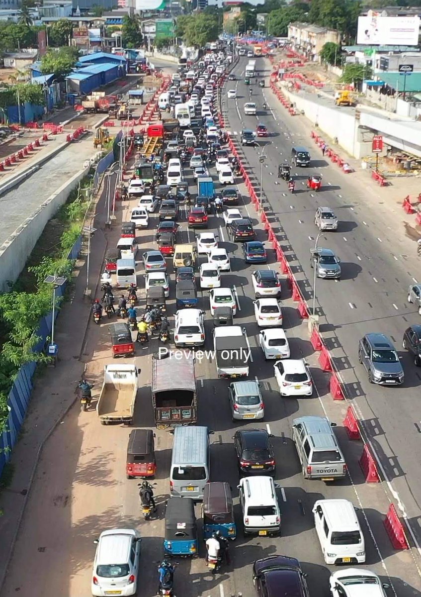 ZubuMedia's tweet photo. #travelrestrictions in place, but Colombo seems to have missed the memo. Vehicles seen entering Colombo through Kelaniya this morning. #COVID19LK https://t.co/77798Sv8F4