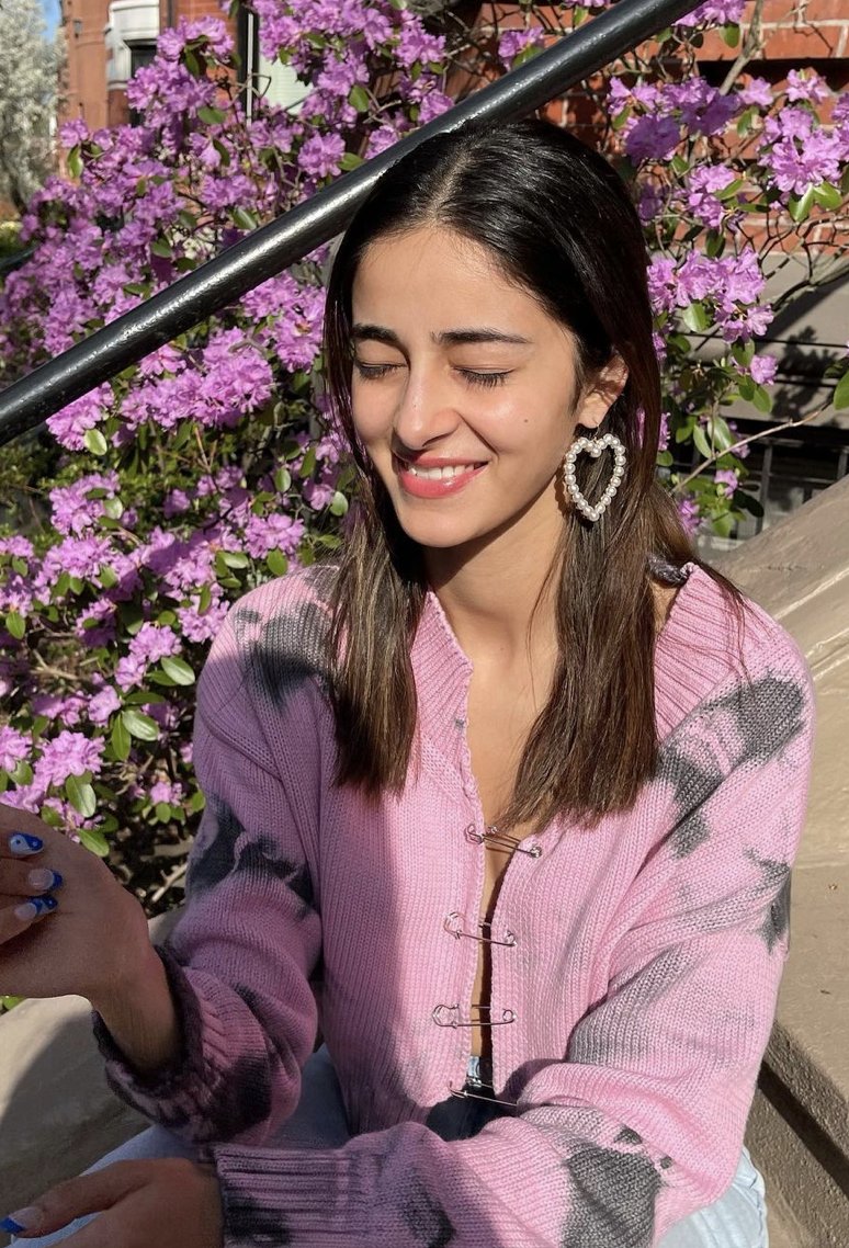 GraziaIndia's tweet photo. #AnanyaPanday is giving us #goldenhourgoals and we are here for it!
#goldenhour #bollywood #purplethoughts #ootd #outfitinspo https://t.co/gMkTcjYEV7