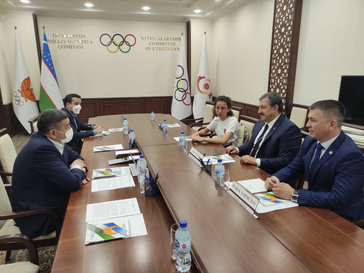 Kick Boks'un IOC tarafından tam tanınmasını ve Özbekistan Kick Boks'unu konuştuk. Ayrıca kendilerine WAKO Başkanı Sayın Roy BAKER’ in selamlarını ileterek şilt takdim ettik. 2/2