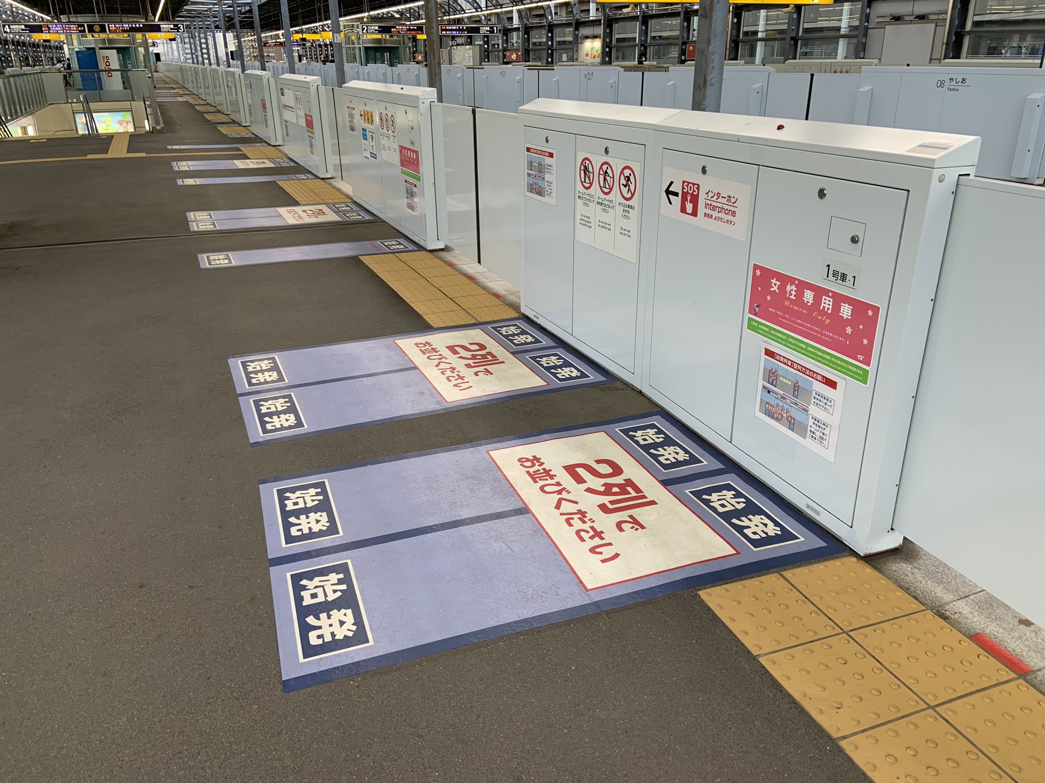 Twitter 上的 おきらく娯楽工房 つくばエクスプレスの八潮駅ですが 始発向けの対応と思われますが乗車位置案内がかなり目立つ形です 引上線の配線上始発は内側のみなので 床面案内も内側のみです 秋葉原までの距離はそれほどでもありませんが やはり始発狙いは多い