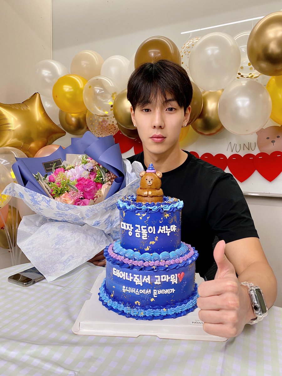 OfficialMONSTAX's tweet photo. 📸
210618 #몬스타엑스 #셔누
#유니버스 서포트 인증샷 도착 💌

'#몬베베'의 아낌없는 서포트로
유니버스로부터 전달받은 케이크와 꽃 ❤️
행복한 생일을 보내게 해주셔서 감사합니다🙂

#MONSTAX #MONSTA_X
#SHOWNU #HBDtoSHOWNU
#찬란하고_애틋한_셔누ayo https://t.co/XwKWJvtV6o