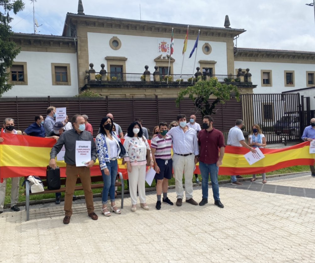 LuisGestoso's tweet photo. En la prisiòn de Martutene en San Sebastián, con @AmaiaMartinez17 @vox_alava @vox_vizcaya @vox_guipuzcoa exigiendo el fin de la rendición a los asesinos y el blanqueo de ETA por progres y PSOE , por el cumplimiento íntegro de las penas y contra la delegación de prisiones al PNV. https://t.co/3ptreYblQB