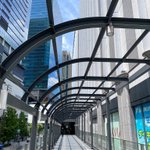 屋根がありそうな造りだけど？雨の日にはびしょ濡れになるヨドバシ梅田の連絡通路!