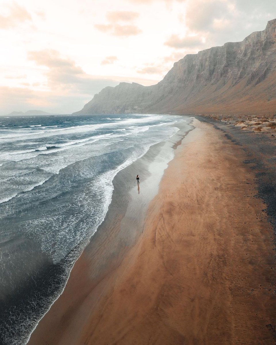 7IslasCanarias's tweet photo. 𝗦𝗼ñ𝗮𝗿 𝗱𝗲𝘀𝗽𝗶𝗲𝗿𝘁𝗼 𝗰𝗼𝗻 𝘂𝗻𝗮 𝘃𝗶𝗱𝗮 𝗱𝗲 𝘃𝗶𝗮𝗷𝗲 𝗮 𝘁𝗶𝗲𝗺𝗽𝗼 𝗰𝗼𝗺𝗽𝗹𝗲𝘁𝗼. 🧳😴

Caleta de Famara, en #Lanzarote, es de esos lugares que te atrapan y te recargan las energías. Te recomiendo que recorras su kilométrica playa.

📸 piaeliza (IG)

#Canarias https://t.co/6CTd2l1yN5