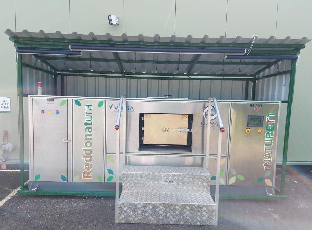 rNaturemachine's tweet image. Here is the rN250 located at a large garden centre for its 3 week trial. 
Featuring the compositng collection tray on the right hand side and waterproof blinds to protect the machine computer panels from the rain. 
#compostingmachine #foodwaste #wastemanagement #wastesolutions
