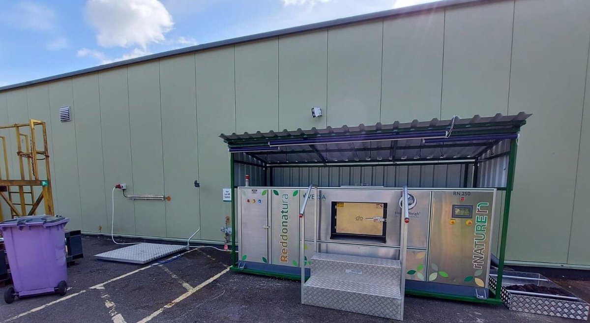 rNaturemachine's tweet image. Here is the rN250 located at a large garden centre for its 3 week trial. 
Featuring the compositng collection tray on the right hand side and waterproof blinds to protect the machine computer panels from the rain. 
#compostingmachine #foodwaste #wastemanagement #wastesolutions