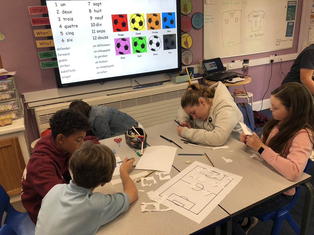 LlansannorPS's tweet photo. Le football en Franรงais ๐ซ๐ท ๐ซ๐ท ๏ฟฝ๏ฟฝ๏ธ โฝ๏ธ @CSCJES #csclanguages https://t.co/9HaJqThk01