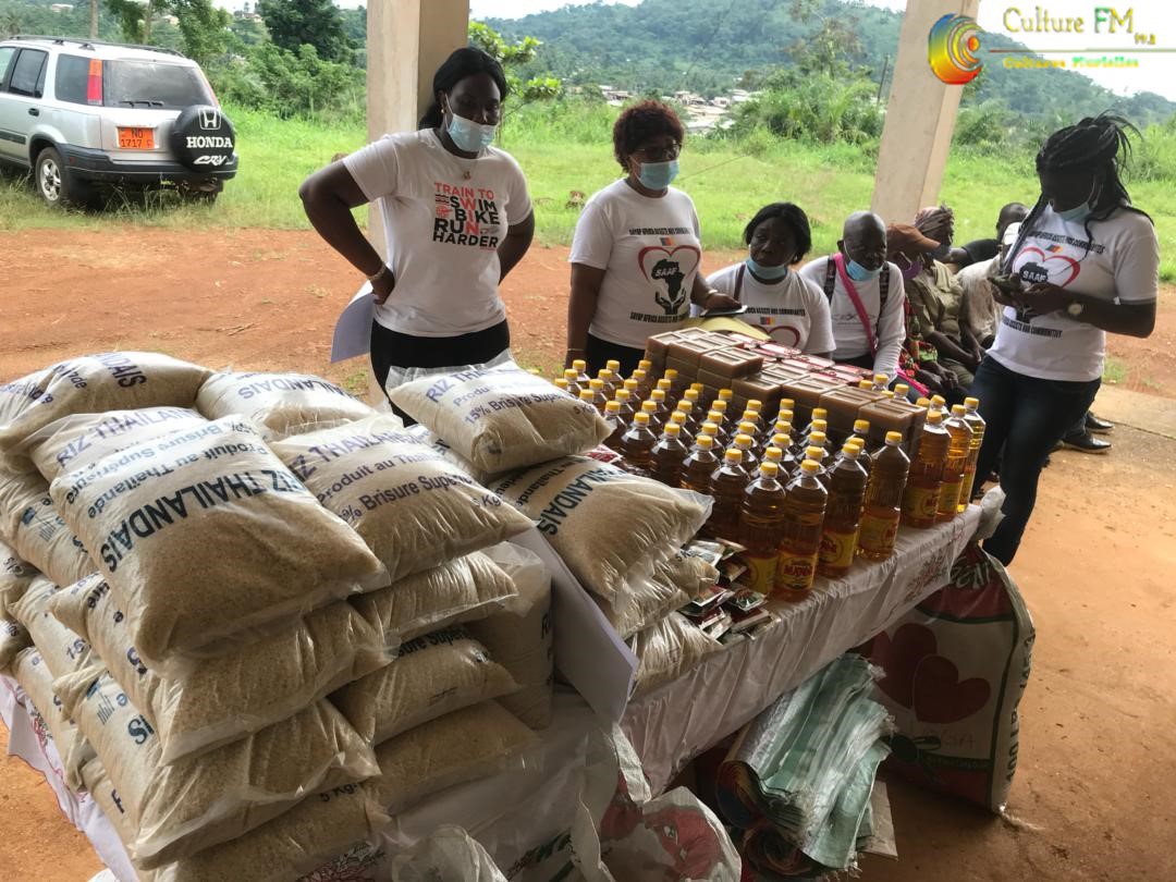 RadioCultureFm's tweet photo. #Santé #Solidarité #Eséka #NyongetKellé
L'ONG #SAAF (#Sayap Africa) se met au côté des victimes de la Covid - 19
Elle remet en ce moment à l’esplanade de la sous-préfecture d’Eséka des dons de denrées alimentaires à 80 familles .
Suivez cette information sur @RadioCultureFm https://t.co/GDNl92iLno