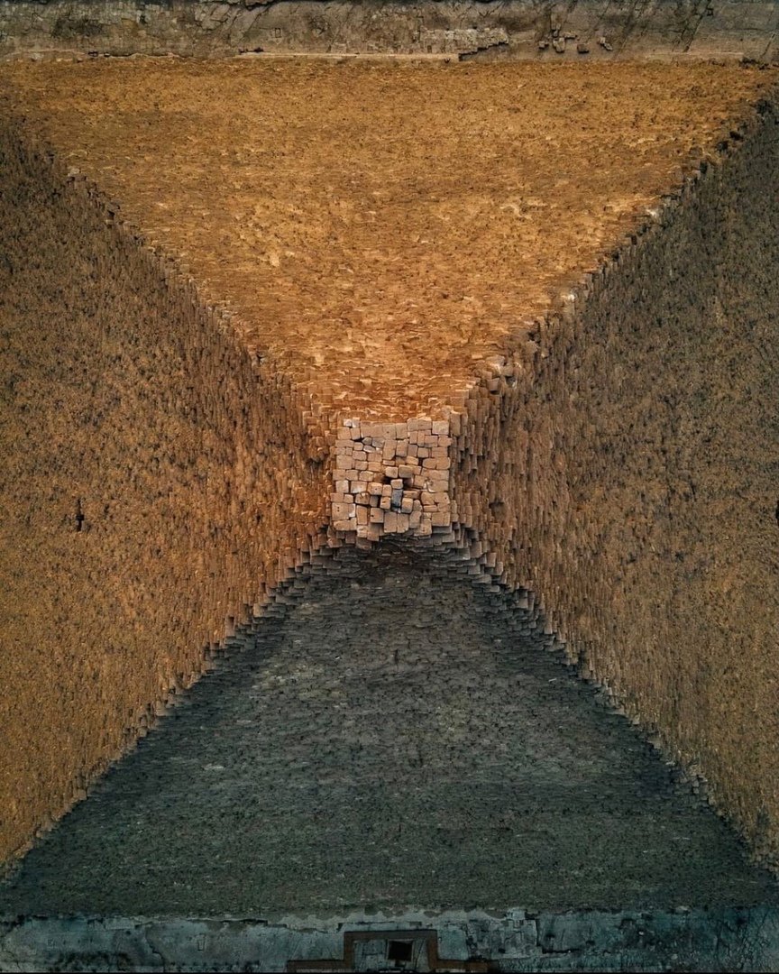 Autunna3's tweet image. #Cheopspyramid 
#AlexanderLadanivsky