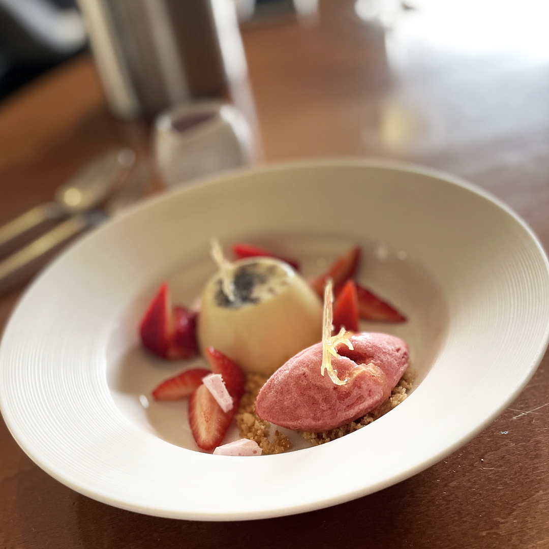 BildestonCrown's tweet image. If you&apos;re with us for Father&apos;s Day, or any other day for that matter, how about a vanilla panna cotta &amp;amp; strawberry consommé to round things off?
#fathersday #happyfathersday #selectmenu #desserts