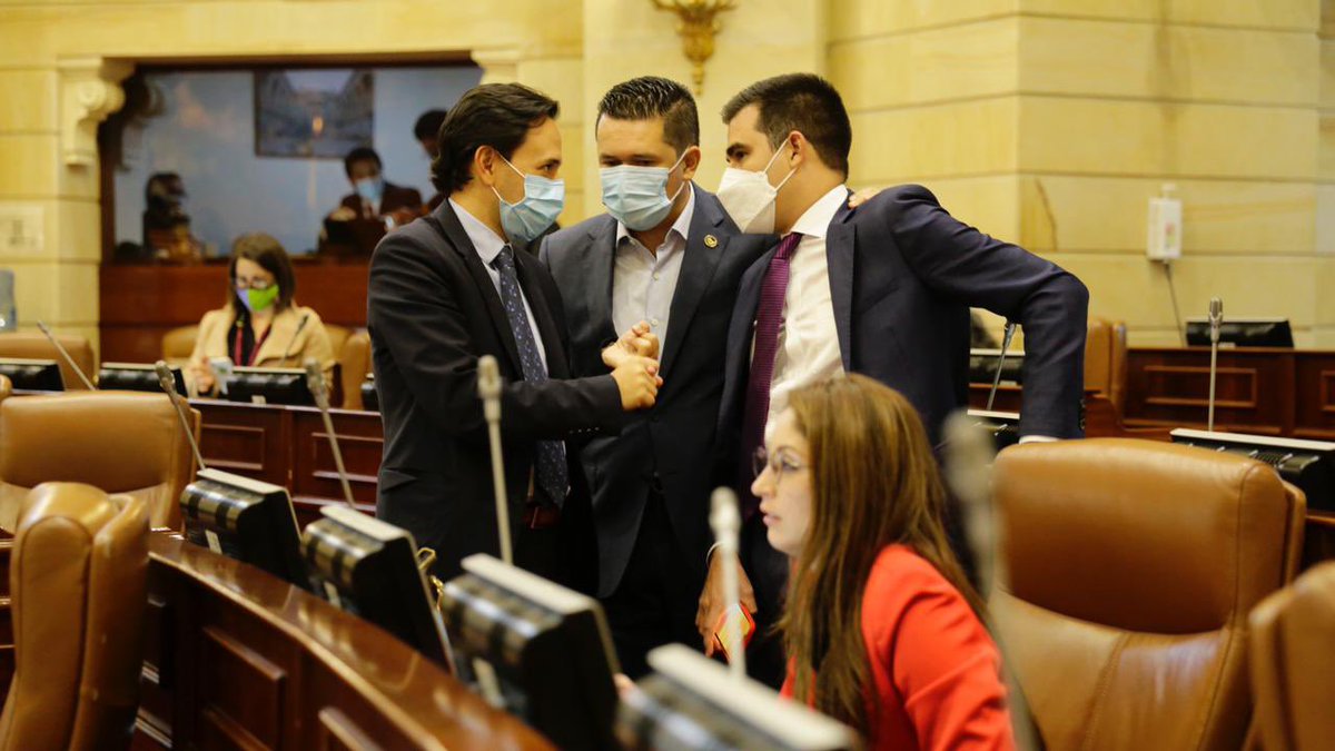 DiegoMesaP's tweet photo. Ayer en larga jornada de trabajo, la @CamaraColombia aprobó 42 de 56 artículos del Proyecto de Ley de #TransiciónEnergética. Hoy continúa la votación de esta iniciativa que promueve la geotermia, hidrógeno, almacenamiento de energía, captura de carbono y movilidad sostenible 🍃. https://t.co/ZWbFSO3iix