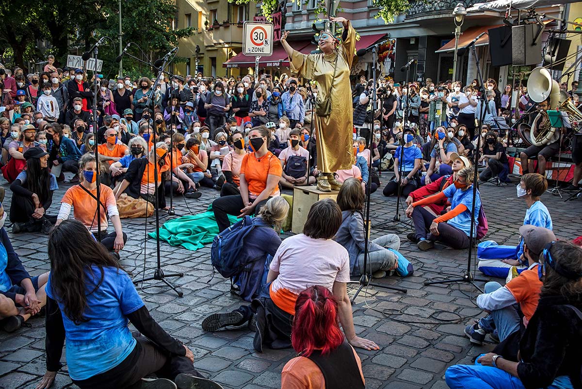 Die Protestoper "Wem gehört Lauratibor?" mit Geschichten von Verdrängung und Widerstand im Reichenberger Kiez und überall geht in zweite Runde.

Wer die Premiere verpasst hat kriegt am Sonntag auf den Mariannenplatz um 19 Uhr noch eine Chance. 
#stadtpoltik #stadtvonunten #R2G