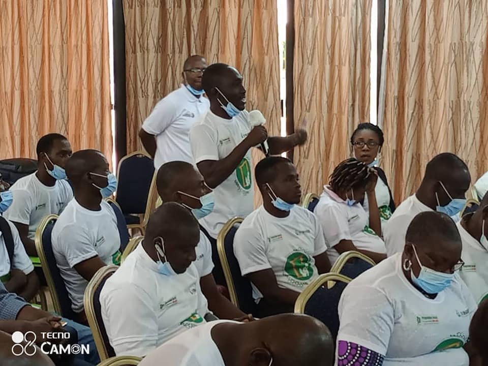 MINASS_CI's tweet photo. Plus de 35 agents communautaires constitués en Très Petites Entreprises (TPE), venus de toutes les régions de #CIV, sont réunis par la Direction de l'Assainissement Rural (DAR), en atelier de renforcement des capacités au Président Golf Club de Yakro. #MINASS https://t.co/ScfNq1lQ08