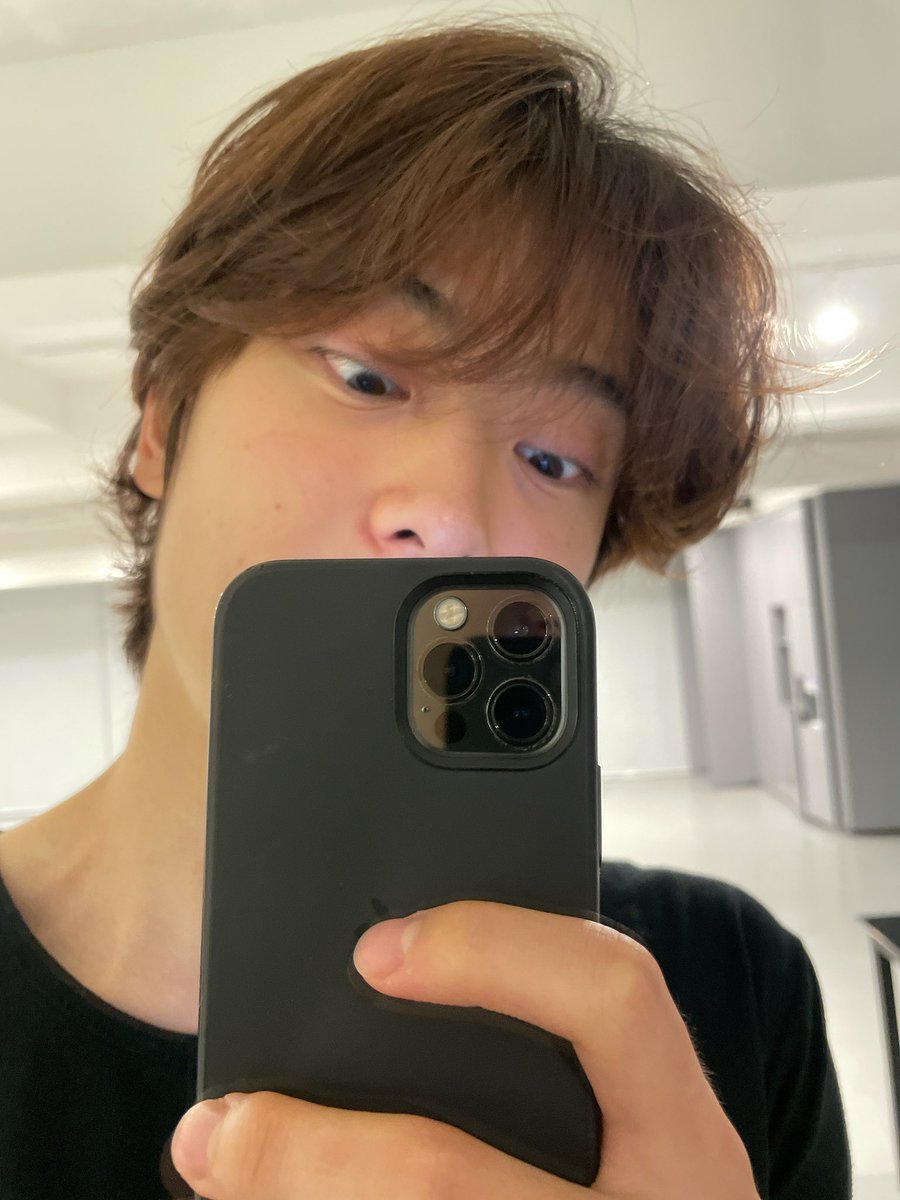 doyoungiee_nct's tweet image. Jaehyun, why are you still using iphone? Oh no.. #SaveMemory #SaveLove #SaveEarth #SaveAlltheProgress #SamsungMemory