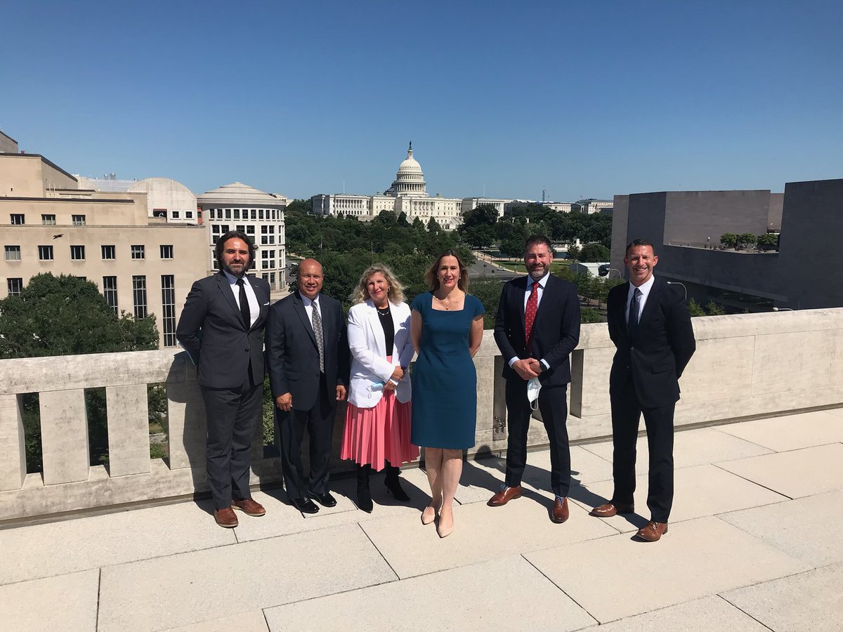 KirstenHillmanA's tweet photo. Excellente rencontre hier avec @CAE_Inc, qui emploient des milliers de personnes aux 🇺🇸. Nous soutenons leur croissance continue dans les secteurs de la défense, la santé et l'aérospatiale. Bravo pour le nouveau bureau à DC! #AmisPartenairesAlliés https://t.co/WG6xU37MjF