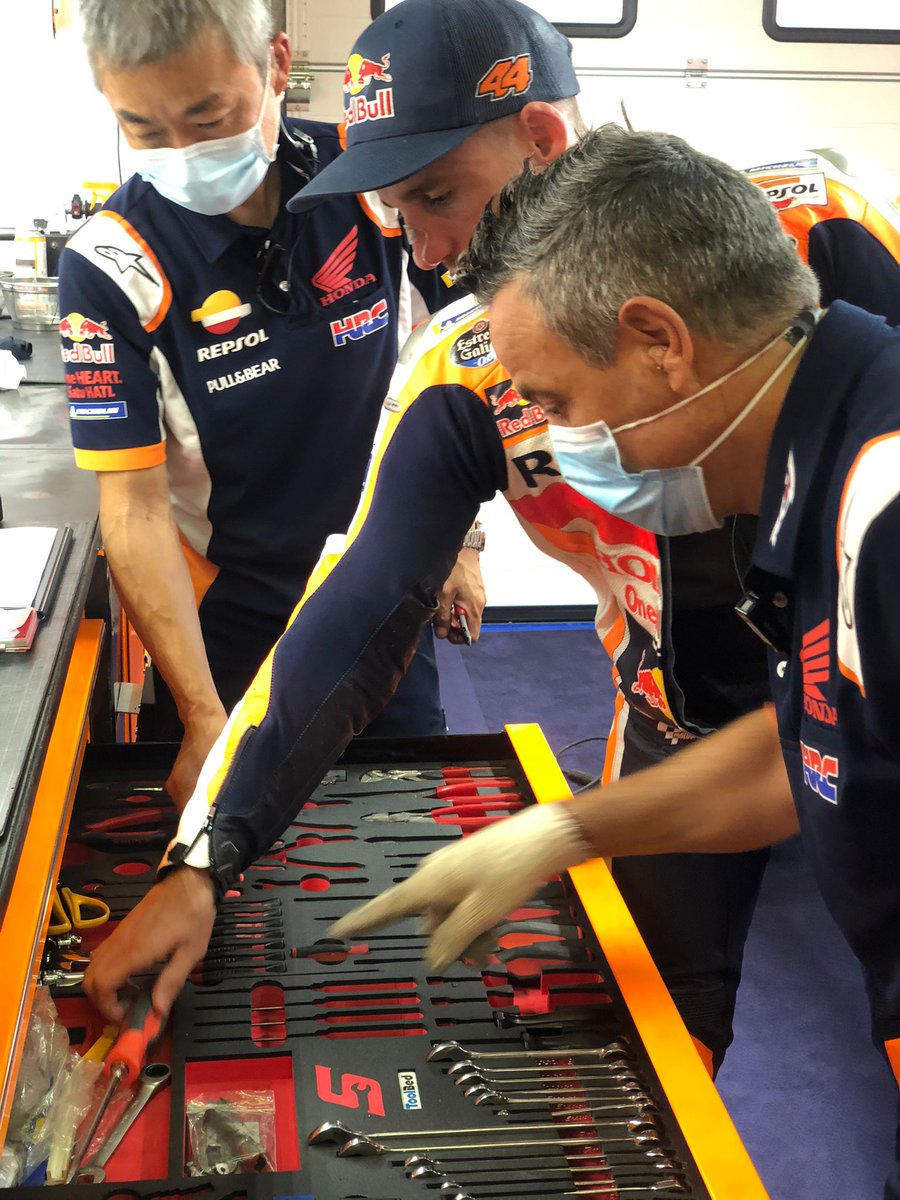box_repsol's tweet photo. ¡Se abre el pi lane para la #FP2 de #MotoGP! ¡Muchas ganas de acción y trabajo a tope en el box del #RepsolHondaTeam! ¡Ánimo #MM93 y #POL4!
#GermanGP https://t.co/f0FYWASMkU