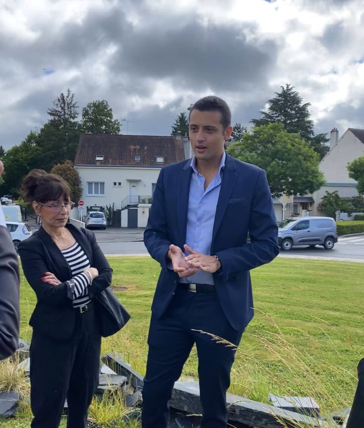 ambre_louisin's tweet photo. #18Juin1940 
🇫🇷 Nous étions réunis ce matin à #SaintCyrSurLoire pour rendre hommage au Général de Gaulle. Sa rencontre avec Winston Churchill le 13 juin 1940 à la préfecture de #Tours a été déterminante quant à l'appel du 18 juin. 
#PourLaFranceLibre !

@37National #LionelBejeau https://t.co/7fc3YaUYlR