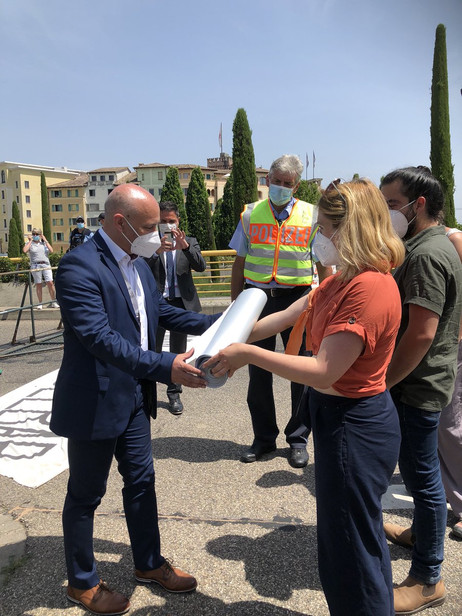 henrivonholz's tweet photo. Außerdem haben wir eine Schriftrolle mit den Namen ertrunkener von der @_Seebruecke_ #Witzenhausen an die #IMK übergeben um so auch den Innenminister*innen darauf aufmerksam zu machen, dass Menschenrechte #unverhandelbar sind. #rust1806 https://t.co/usQRVYcx2U
