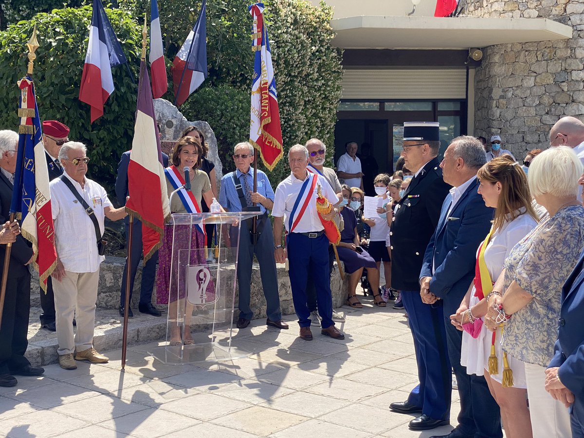 Remise du drapeau au Président de l’Union nationale des anciens combattants de Falicon par Mme le Maire Anaïs Tosel en ce jour de commémoration de l’Appel du #18juin.