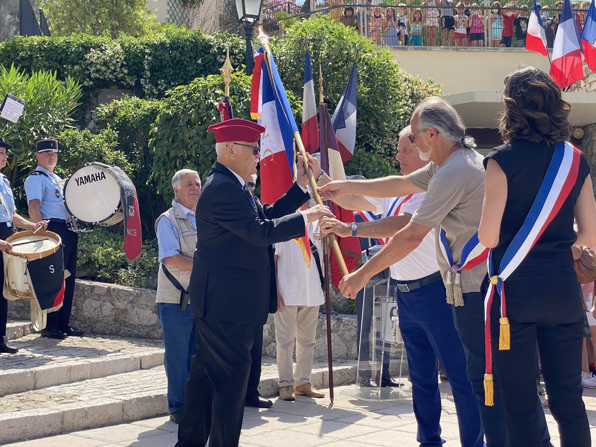 Dominiq_Estrosi's tweet photo. Ce drapeau tricolore honore et rend hommage à celles et ceux qui sont morts au combat. Merci au monde combattant d’assurer fièrement la transmission du devoir de mémoire collective. #18Juin https://t.co/HKVG2wZurt