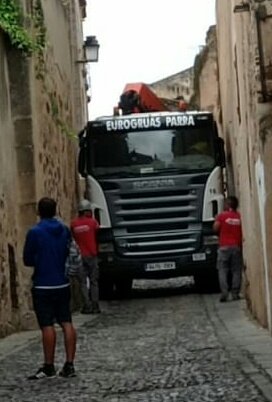 carmensintesis's tweet photo. -Que te digo q la grúa no cabe por la Ciudad Monumental de Cáceres.
-¿Que no?, agárrarme el cubata https://t.co/EzGXQ0Vz6L