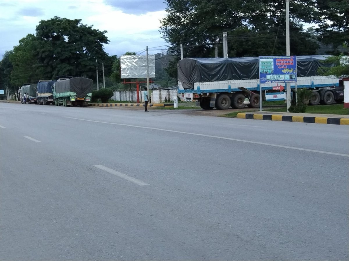 RvlBurma2's tweet image. In #Panku Village, #Kutkai Township, Northern Shan State.  As the artillery shelling started at around 6 pm on June 18, some vehicles passing by the Union Highway were stopped and monitored.(#Myanmar security forces).

#WhatsHappeningInMyanmar 
#June18Coup