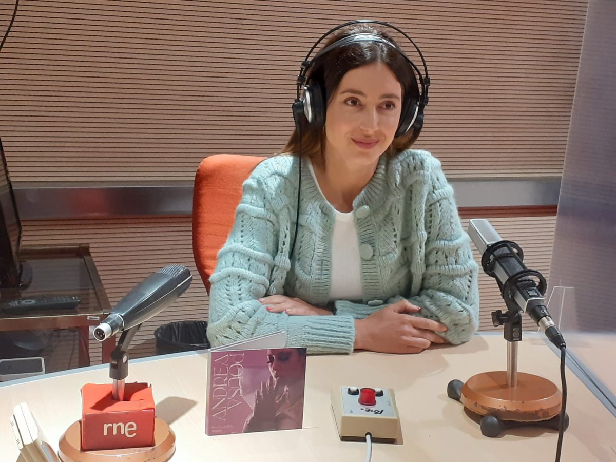 📻Hoxe convidamos ó espazo da entrevista en <a href="/rne/">Radio Nacional</a> a <a href="/AndreaPousa/">Andrea Pousa</a> 🎼A artista arraiana preséntanos Retorno, un traballo no que fusiona o folclore galego co portugués, engandindo un marco de sonoridades pop, latinas e electrónicas. 
A partir das 13:40 👉rtve.es/alacarta/audio…
