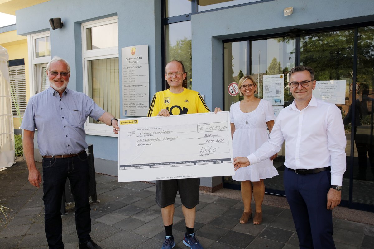 dpdhl_fra's tweet photo. #Postmitarbeiter Jochen Weigt (mit gelbem #Posttrikot) lief 210 Kilometer und sammelte 1.050 Euro für Hochwasseropfer in #Büdingen. Vor dem Büdinger Rathaus herrschte heute Vormittag Freude über die Spende der @DeutschePost https://t.co/7m2Tgy28Fn