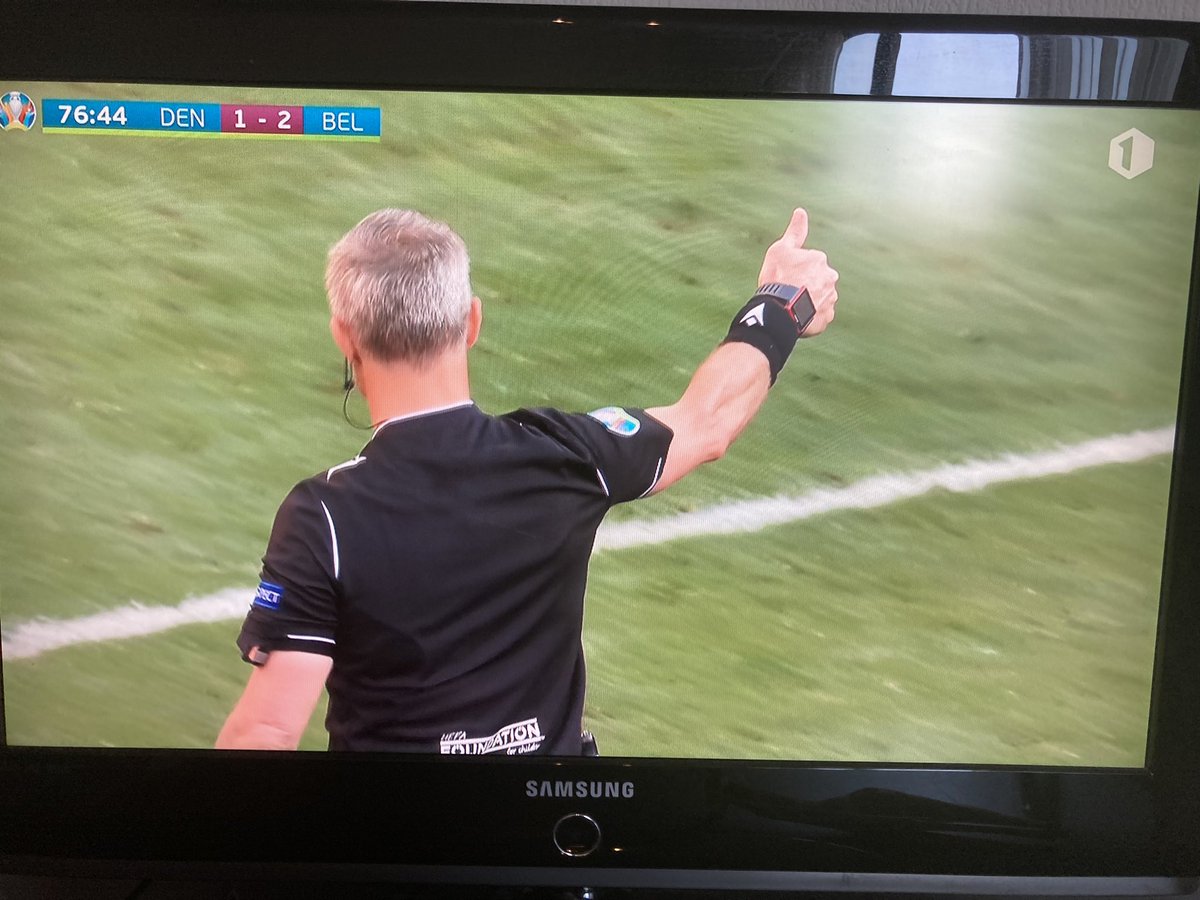 woutermrnssn's tweet photo. This too is football. Great referee who whistled a super good match ⚽️ #DENBEL #EURO2020    @UEFA #teamkuipers #björnkuipers @BelRedDevils @KNVB 👌👍 https://t.co/PwvxsUsRVn