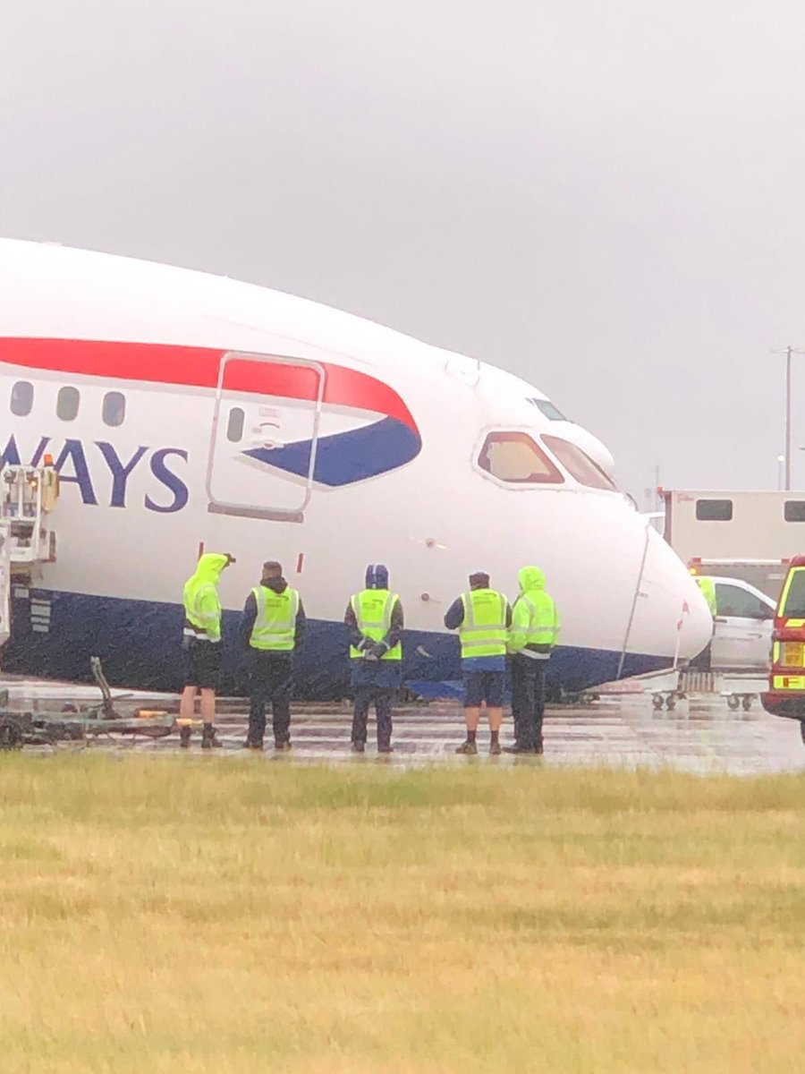 flyAPM's tweet photo. Esta tarde en #Heathrow este #Boeing 787 sufrió un incidente. #flyAPM #avgeek #B787 #BAW #BritishAirways #BritishAir #flyAPM #avgeek https://t.co/AxMNkEpRaw