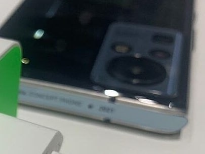 64_BitTech's tweet image. Infinix will Soon Launch a Flagship Device with 160W fAst Charging Support | Here we have a Render of It 😨🔥
.
.
Source: #XdaDevelopers
#InfinixNote7 #InfinixNote8 #InfinixZero8 #InfinixZero8i #InfinixHot8 #InfinixHot9 #InfinixHot10 #InfinixNote8i #InfinixZero8Series #Infinix