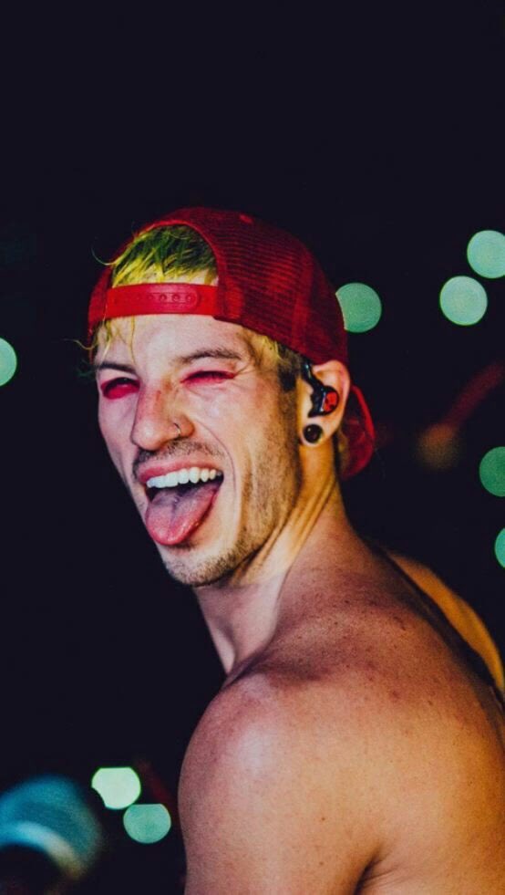 Vc merece todo amor do mundo, és um ser incrível  happy birthday josh dun josh rebaixado 