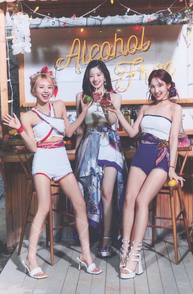 TWICEの写真集 Amazon.co.jp: TWICE ツウィ グッズ 写真集 Premium Photo Book