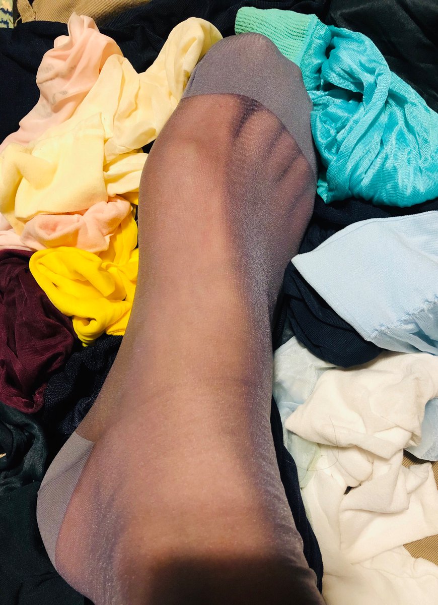 自分も綿の極薄ビジネスソックス持ってたなーと探してたら
開封してたナイロ靴下コレクションも出てきました
(基本は買ったままの状態で保存してますが複数買えたのは開封)

目を引いたのが
このグレー！
絶妙な色目で
素材感が少しゴワッとして光沢も強くて
とっても珍しいと思います