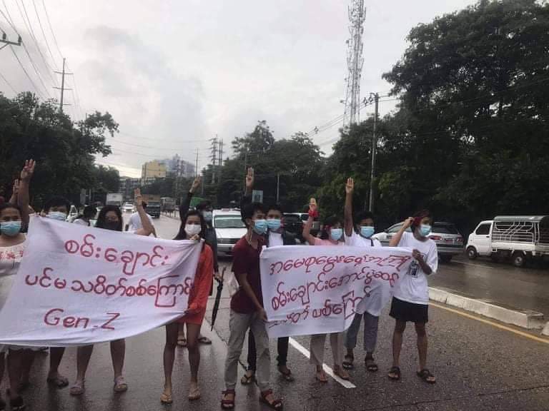 RvlBurma2's tweet photo. Flash Strike movement in #Rangon
   A state-of-the-art victory strike was held this evening at the #Bayintnaung Road docking station before the birthday of the State Counselor Daw Aung San Suu Kyi.

#WhatsHappeningInMyanmar 
#June18Coup https://t.co/WFq8Vp81p7
