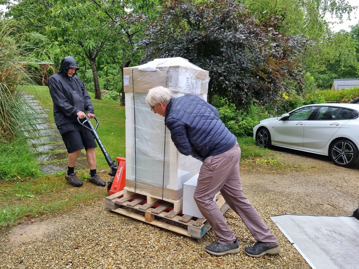 martin87uk's tweet photo. @Williams_Co @vaillantuk  Vaillant Flexotherm 19kw ground source, 300L heat pump cylinder, 200l buffer tank delivered to site in Oxford. Quick turn around #greatservice #getitdone #renewables https://t.co/WX8BOh0HFI